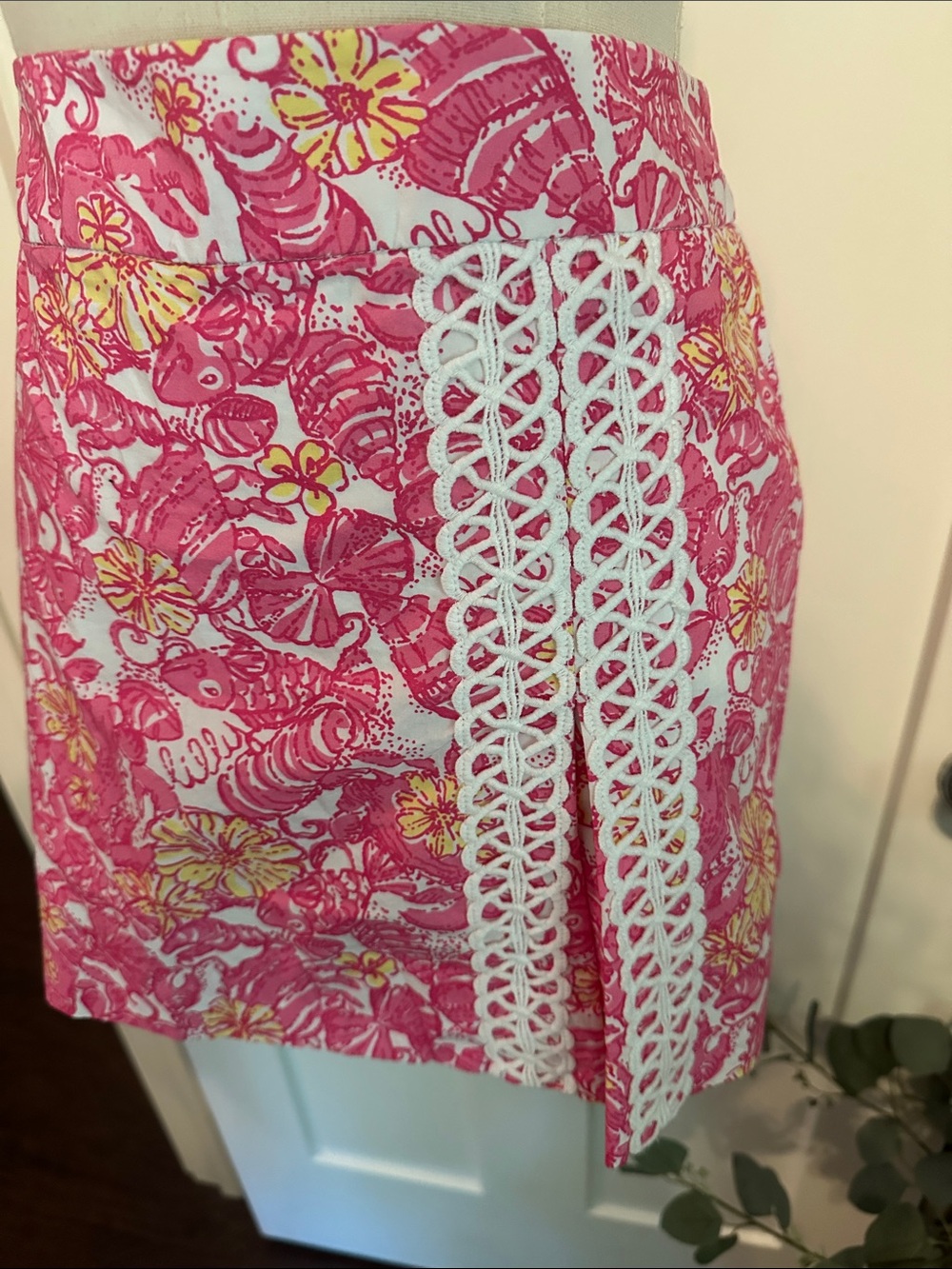 Lilly Pulitzer Jarvey Chum bucket pink white yellow embroidered detail 8 skort - Picture 5 of 12